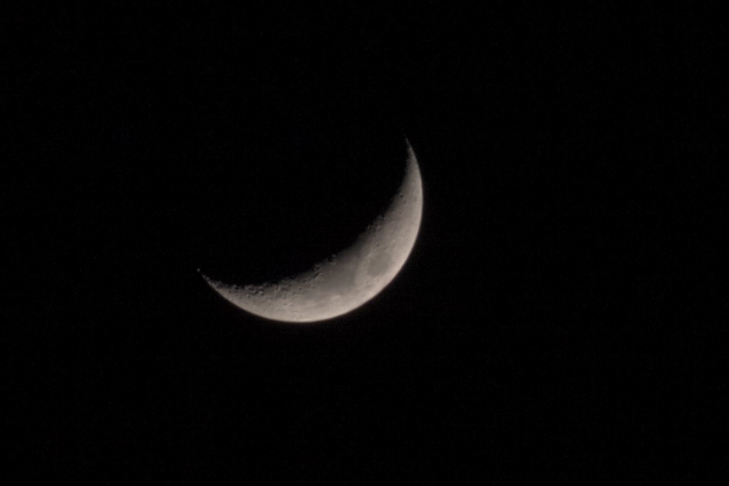 Новолуние 2021. Месяц на черном фоне. Луна на черном фоне. Половина Луны. Луна новолуние.